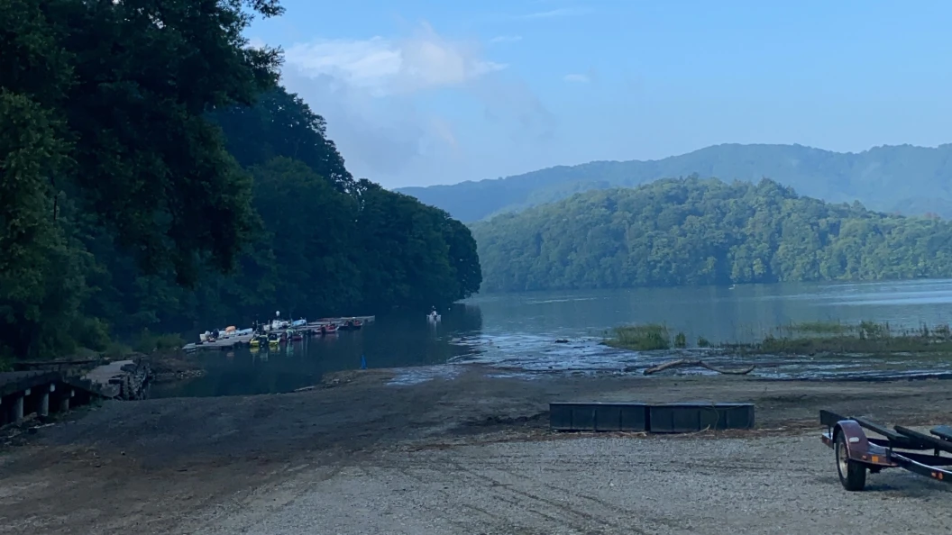 早稲沢浜キャンプ場の湖岸